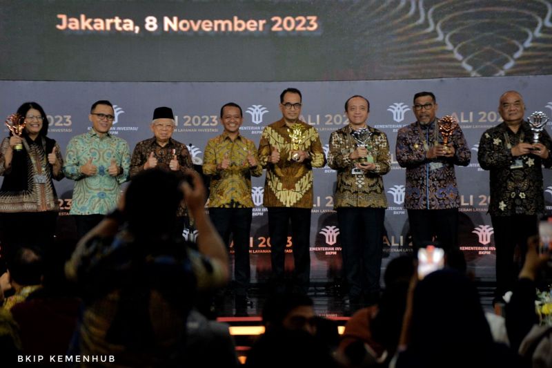 Kemenhub kembali raih penghargaan terbaik pertama layanan investasi Kemenhub kembali raih penghargaan terbaik pertama layanan investasi