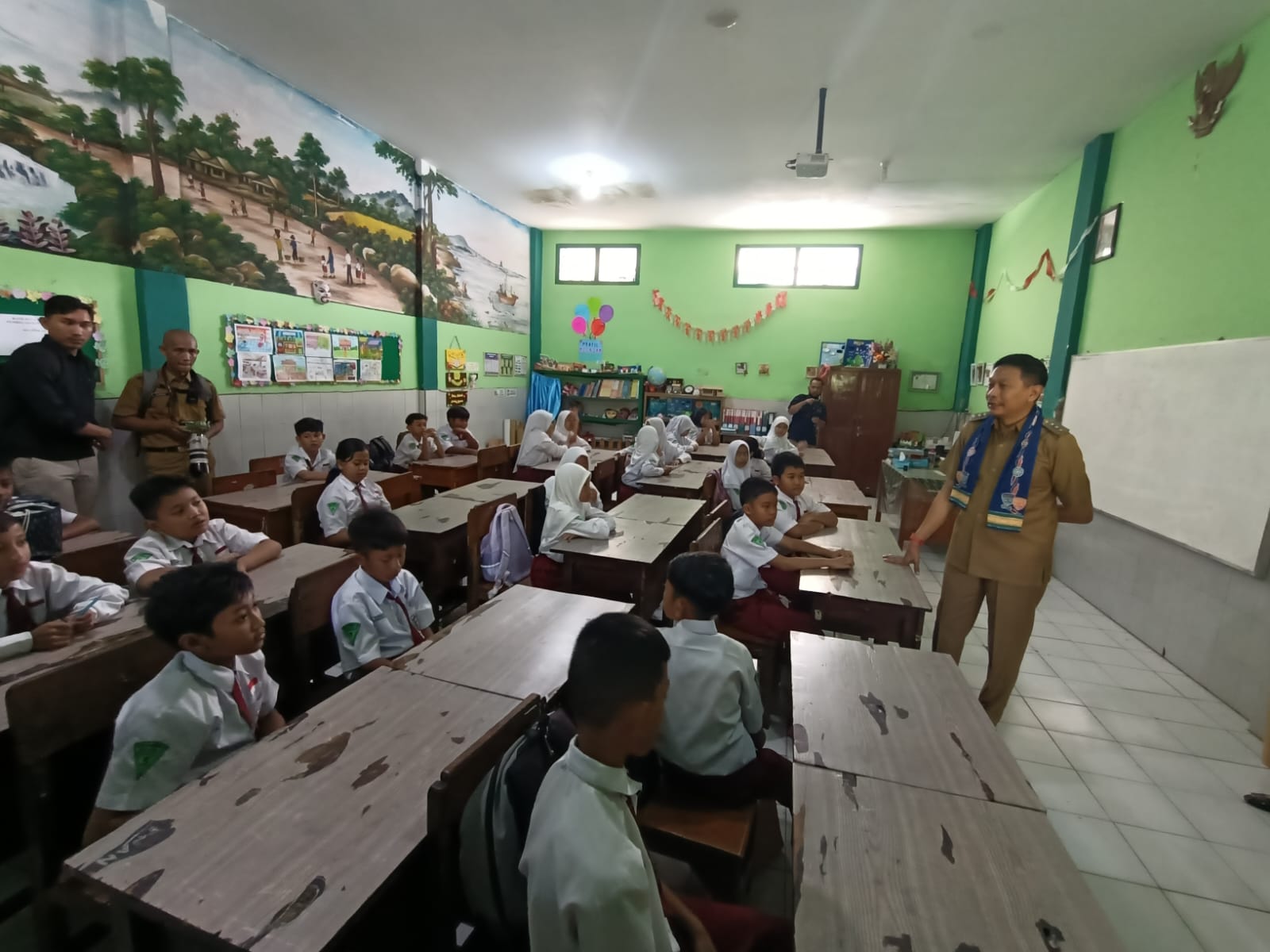 Pj. Wali Kota Malang katakan ekonomi kreatif perlu dikenalkan pada anak sedini mungkin Pj. Wali Kota Malang katakan ekonomi kreatif perlu dikenalkan pada anak sedini mungkin