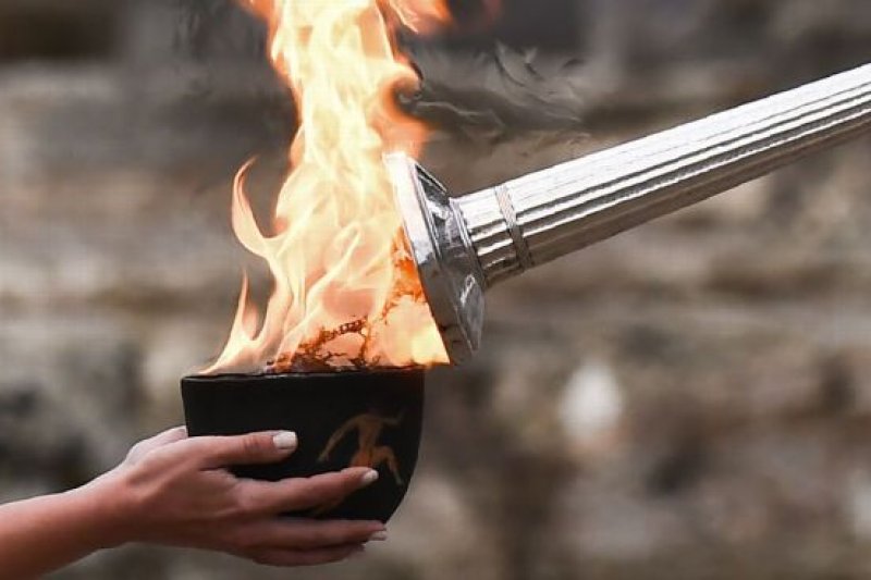 Juara dayung Yunani Ntouskos pembawa obor pertama Olimpiade 2024 Juara dayung Yunani Ntouskos pembawa obor pertama Olimpiade 2024