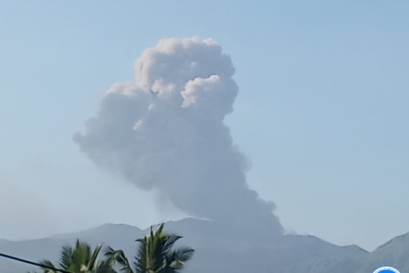 Abu Gunung Dukono melanda hingga Kota Tobelo Abu Gunung Dukono melanda hingga Kota Tobelo