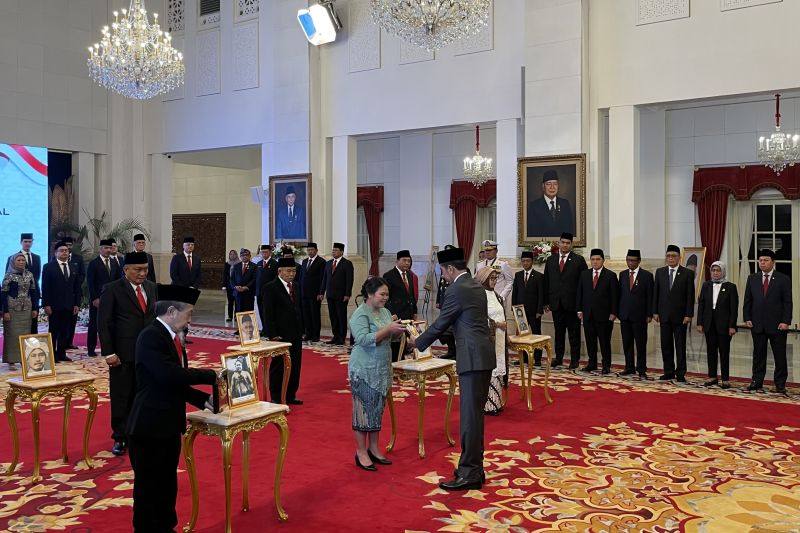Presiden Jokowi anugerahkan gelar pahlawan nasional kepada enam tokoh Presiden Jokowi anugerahkan gelar pahlawan nasional kepada enam tokoh