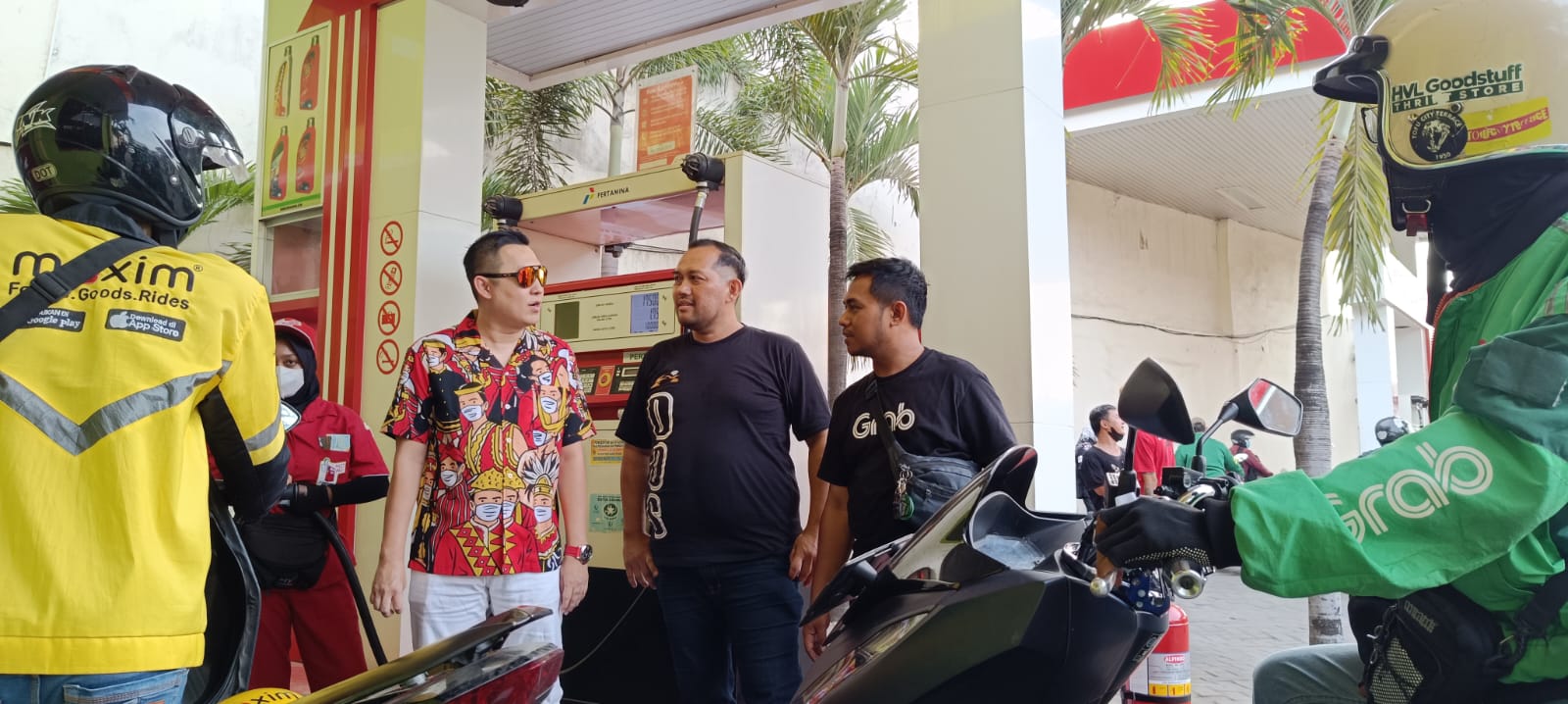 Ratusan pengemudi ojol Kediri nikmati BBM gratis Ratusan pengemudi ojol Kediri nikmati BBM gratis