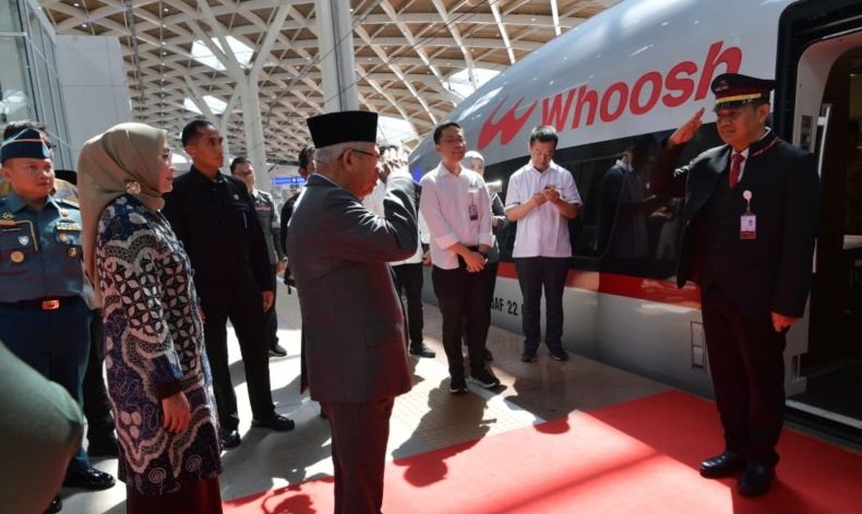 Wapres kunjungan kerja ke Bandung naik Kereta Cepat Whoosh Wapres kunjungan kerja ke Bandung naik Kereta Cepat Whoosh