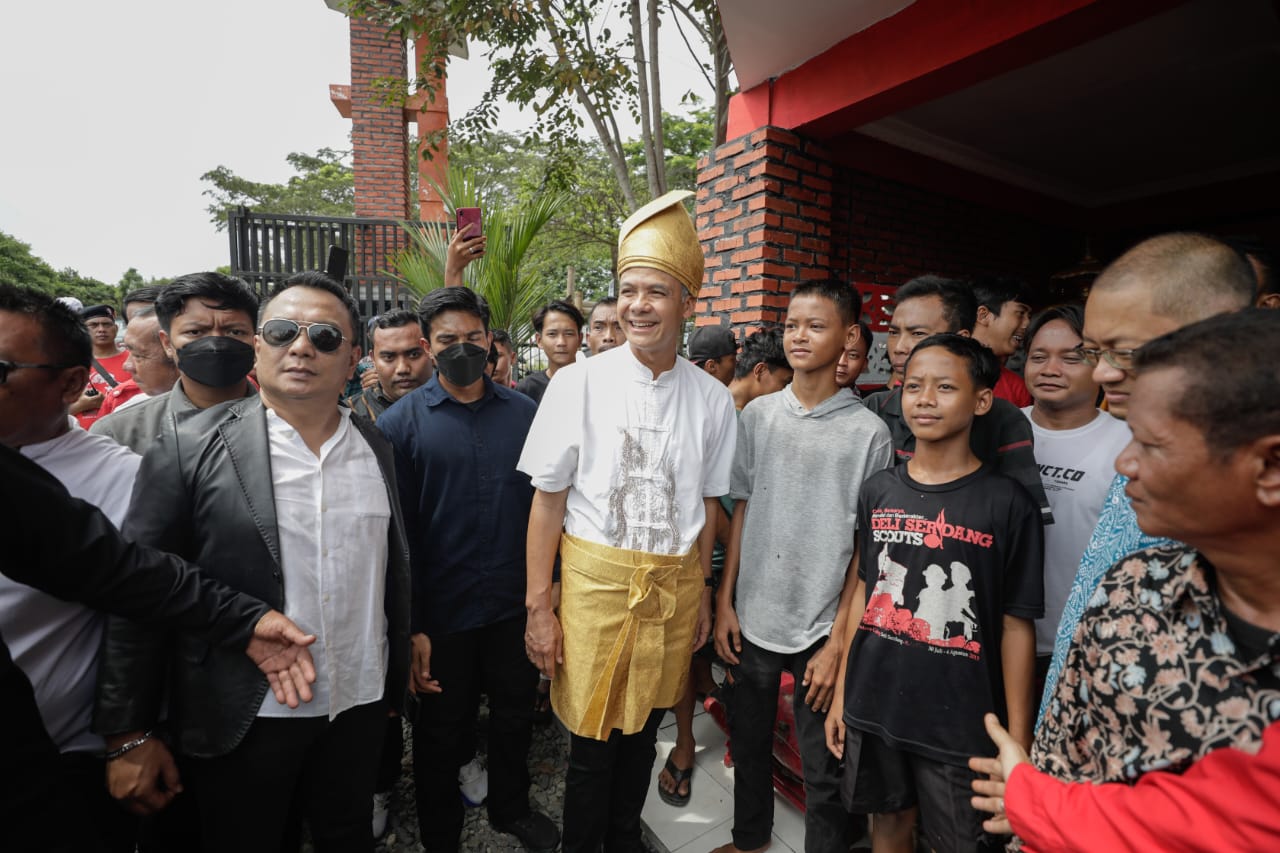Silaturahmi ke Sumut, Ganjar dipakaikan kain khas Melayu Silaturahmi ke Sumut, Ganjar dipakaikan kain khas Melayu