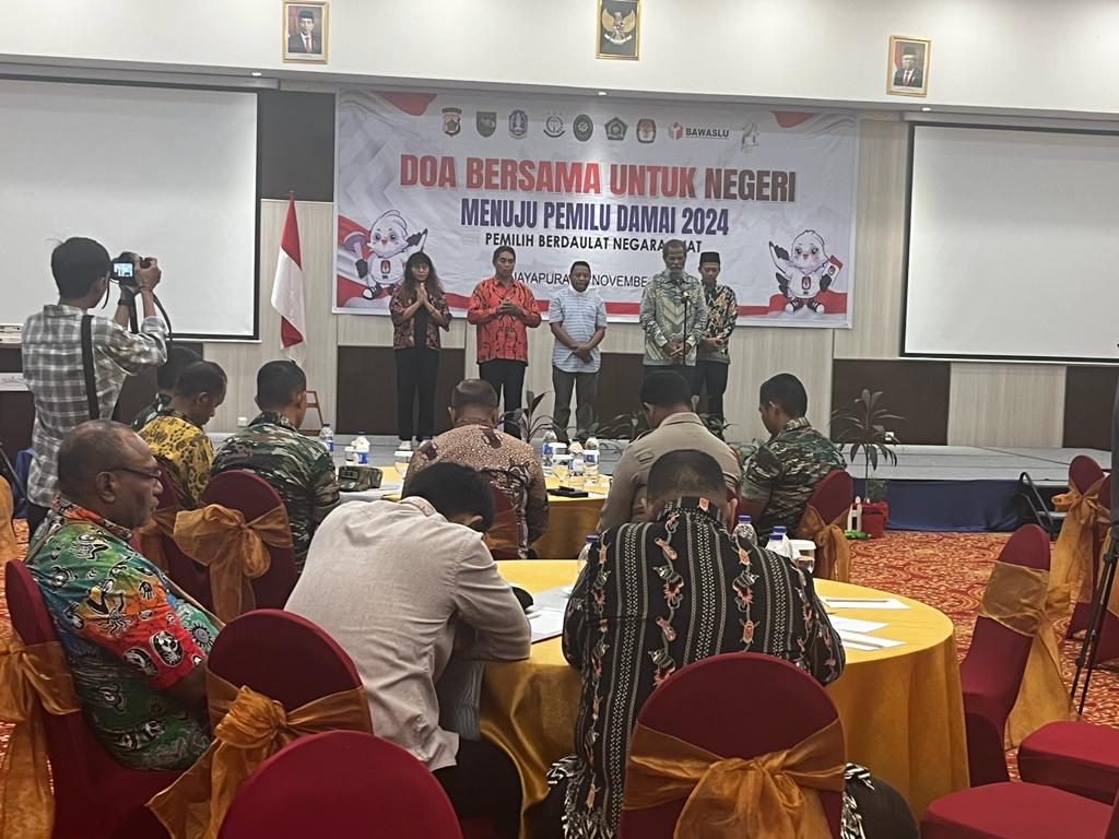 Polres Jayapura gelar doa bersama lintas agama, partai politik dan Forkopimda jelang Pemilu 2024 Polres Jayapura gelar doa bersama lintas agama, partai politik dan Forkopimda jelang Pemilu 2024