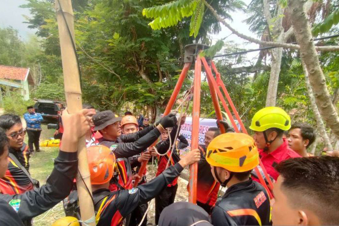 Basarnas latih kapasitas TRC Sampang menangani korban bencana Basarnas latih kapasitas TRC Sampang menangani korban bencana