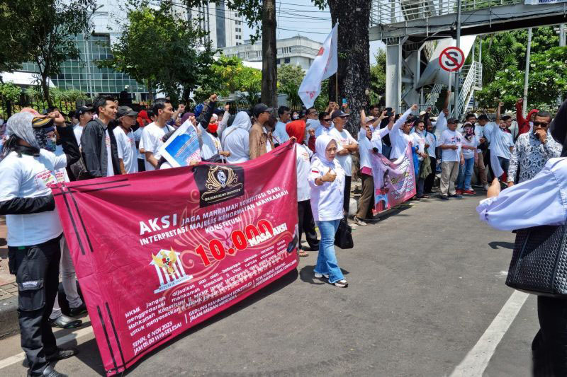 Polisi kerahkan ratusan personel kawal aksi massa di Patung Kuda Polisi kerahkan ratusan personel kawal aksi massa di Patung Kuda