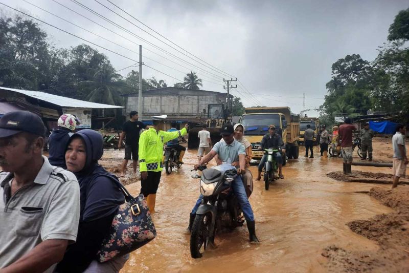 Lalu lintas di titik banjir Aceh Selatan sudah bisa dilalui