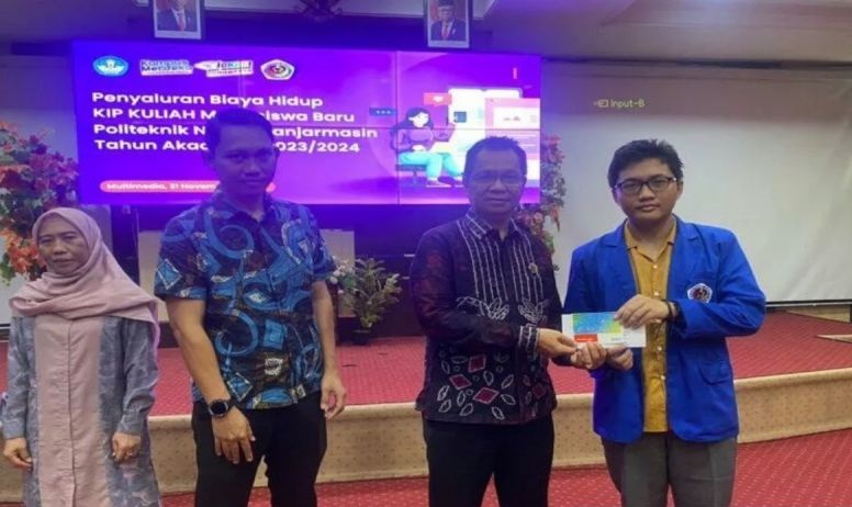 Sebanyak 460 mahasiswa Poliban terima pencairan beasiswa KIP Kuliah Sebanyak 460 mahasiswa Poliban terima pencairan beasiswa KIP Kuliah