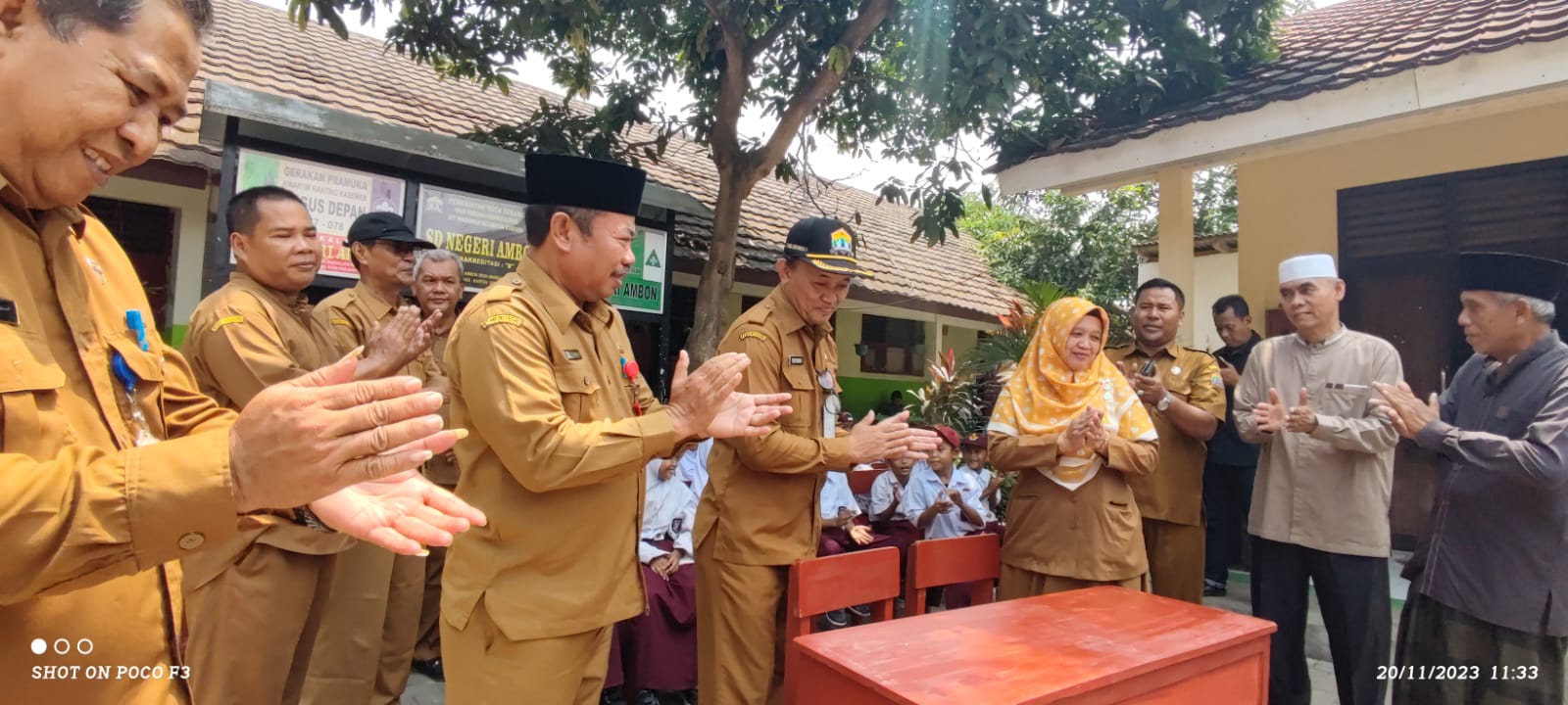 Enam bulan belajar di lantai, murid kelas 3 SDN Ambon Serang ini akhirnya... Enam bulan belajar di lantai, murid kelas 3 SDN Ambon Serang ini akhirnya...