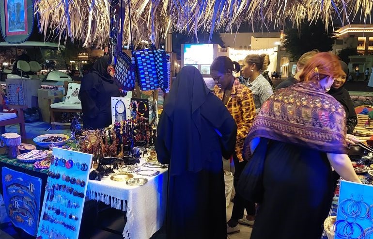 Menikmati malam dengan segelas karak di Katara Cultural Village Qatar Menikmati malam dengan segelas karak di Katara Cultural Village Qatar