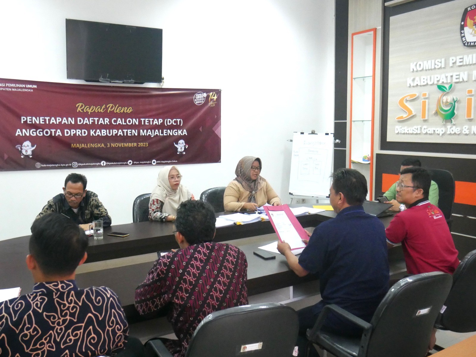 KPU Majalengka tetapkan 588 DCT anggota legislatif dari 18 parpol peserta Pemilu 2024 KPU Majalengka tetapkan 588 DCT anggota legislatif dari 18 parpol peserta Pemilu 2024