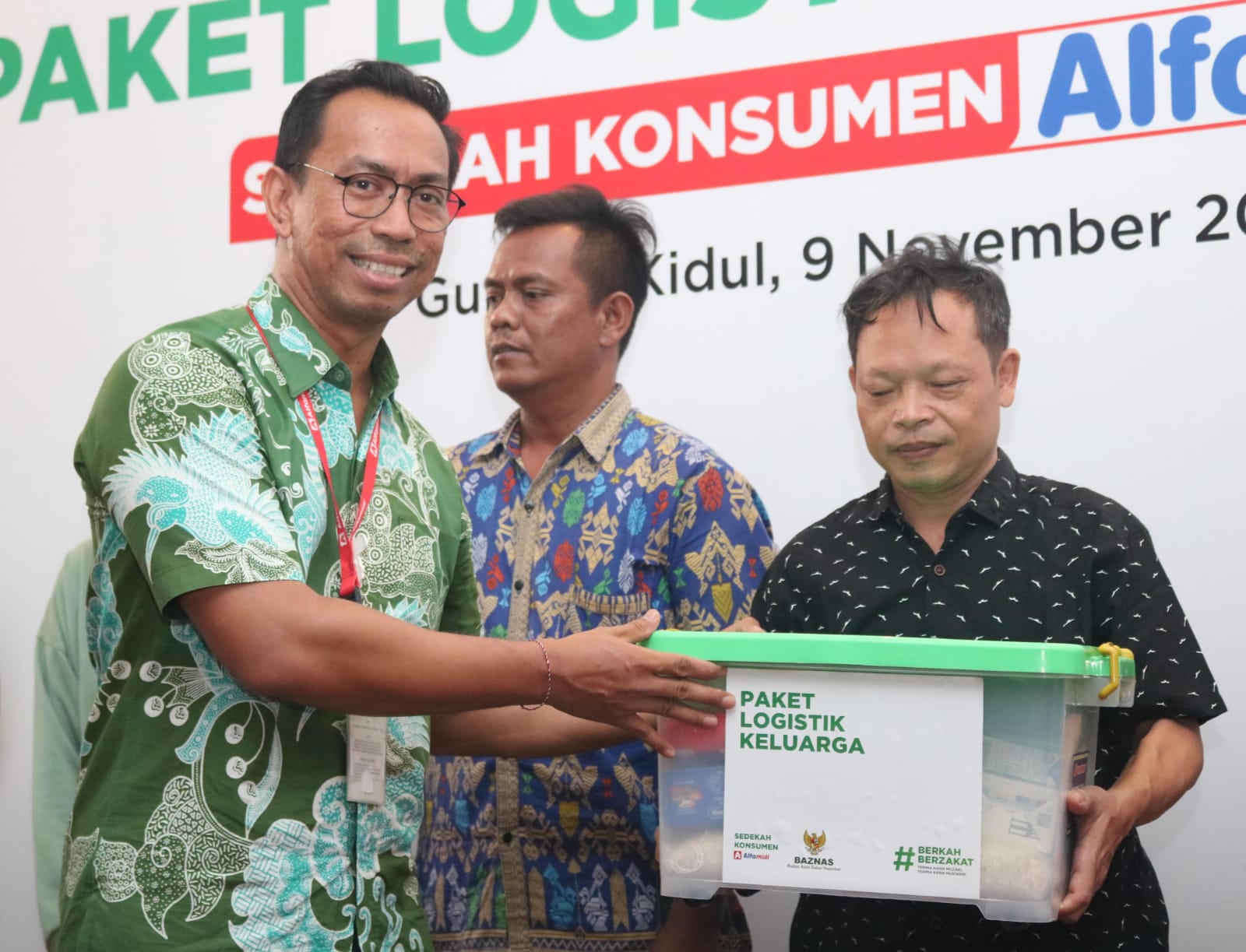 BAZNAS salurkan beasiswa dan paket logistik keluarga dari konsumen Alfamidi BAZNAS salurkan beasiswa dan paket logistik keluarga dari konsumen Alfamidi