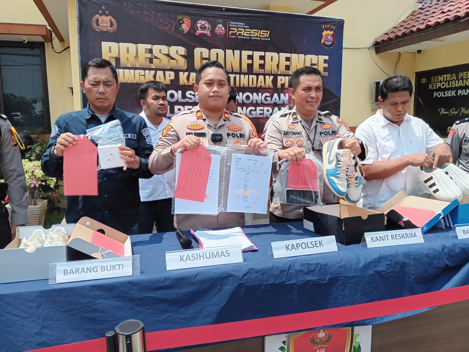 Satreskrim Polsek Panongan tangkap penjual tiket palsu konser Coldplay Satreskrim Polsek Panongan tangkap penjual tiket palsu konser Coldplay