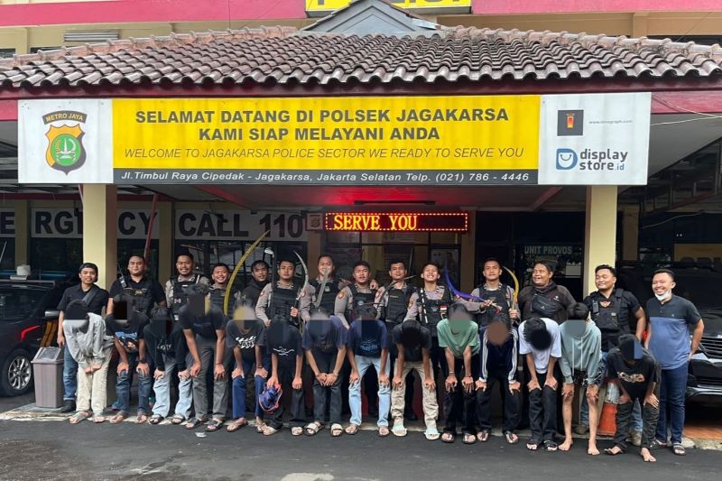 Polisi tangkap 14 remaja hendak tawuran di Jaksel Polisi tangkap 14 remaja hendak tawuran di Jaksel