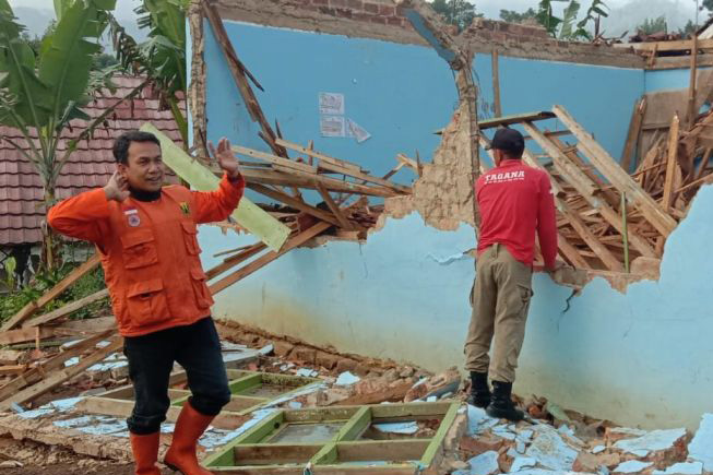 Satu unit ruang kelas SDN Girimukti ambruk akibat cuaca ekstrem di Sukabumi Satu unit ruang kelas SDN Girimukti ambruk akibat cuaca ekstrem di Sukabumi