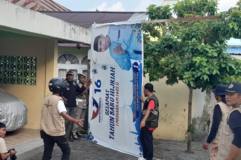 Baliho caleg di Ternate ditertibkan petugas gabungan Baliho caleg di Ternate ditertibkan petugas gabungan