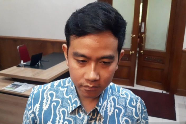Gibran mengelak disebut sudah masuk Partai Golkar Gibran mengelak disebut sudah masuk Partai Golkar