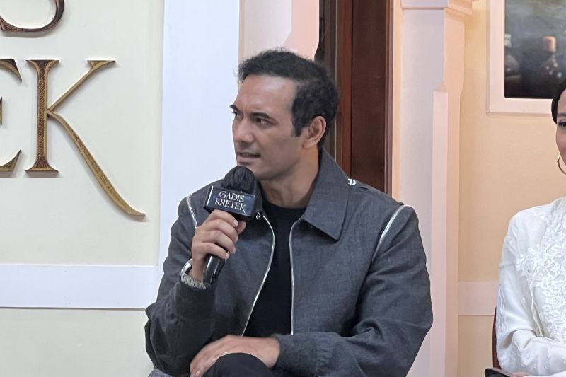 Ario Bayu bicara soal adegan romantis dengan Dian Sastro Ario Bayu bicara soal adegan romantis dengan Dian Sastro
