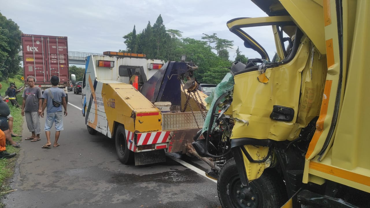 16 November 2022: Satu orang tewas dalam kecelakaan maut di Tol Cipularang 16 November 2022: Satu orang tewas dalam kecelakaan maut di Tol Cipularang