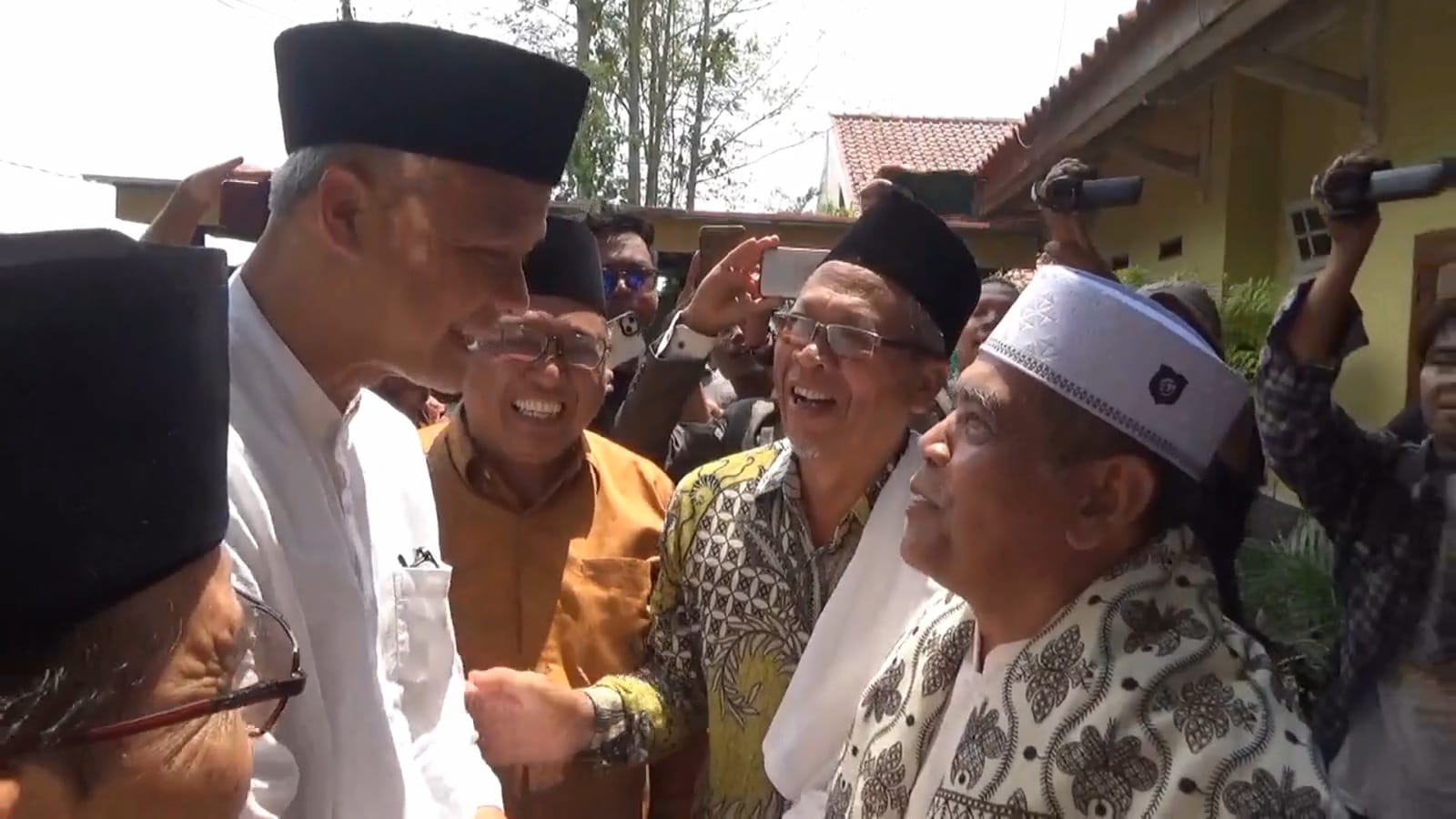 Ke Purwakarta, Capres Ganjar bertemu sejumlah kiai Jabar, DKI dan Banten Ke Purwakarta, Capres Ganjar bertemu sejumlah kiai Jabar, DKI dan Banten