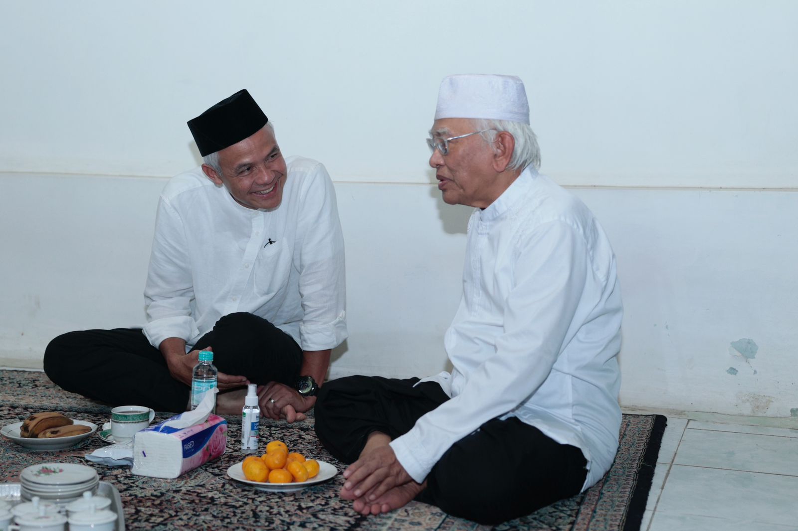 Sowan ke kediaman Gus Mus, Ganjar bahas situasi Indonesia terkini Sowan ke kediaman Gus Mus, Ganjar bahas situasi Indonesia terkini
