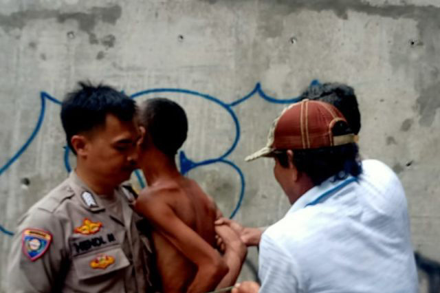 Polisi bersama warga evakuasi ODGJ yang kerap ganggu masyarakat Polisi bersama warga evakuasi ODGJ yang kerap ganggu masyarakat
