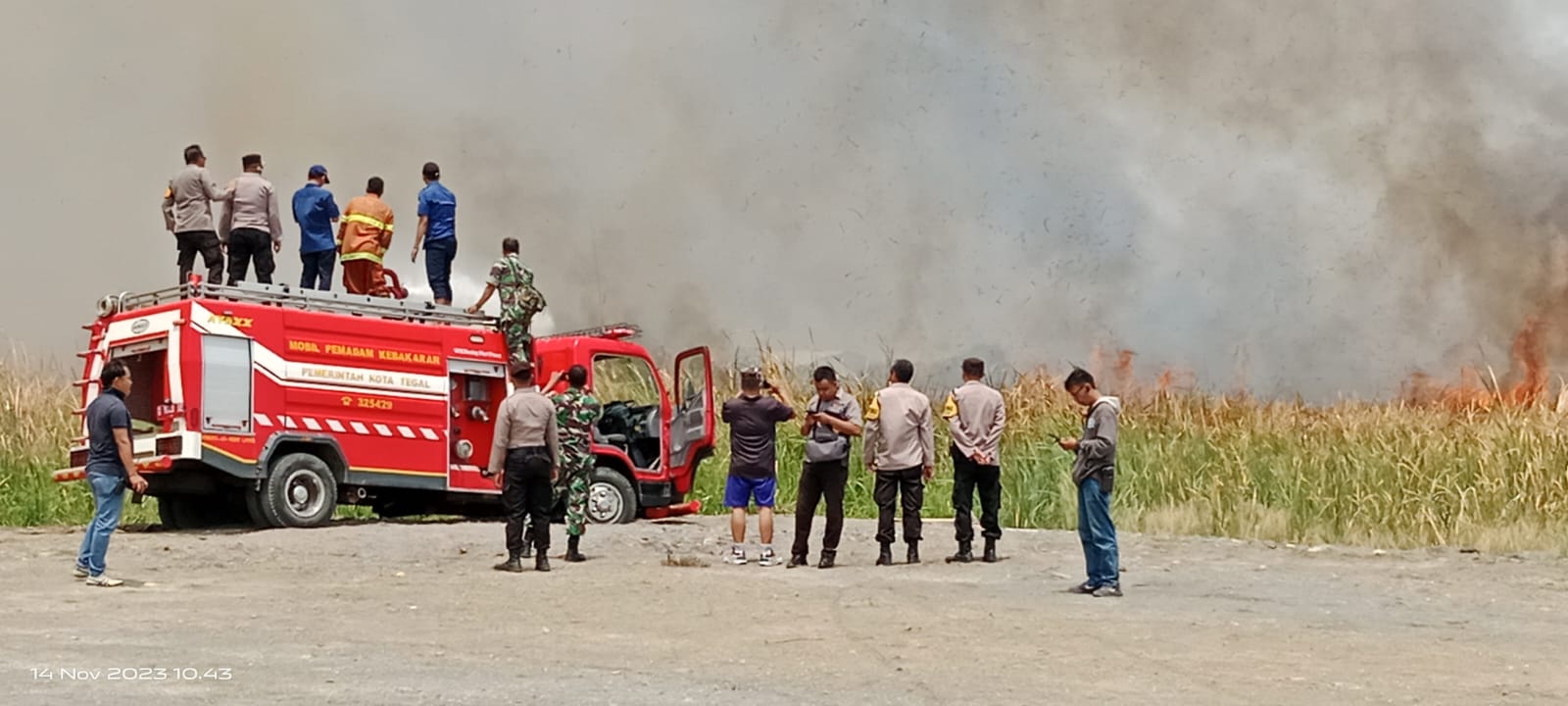 Polres Tegal kerahkan mobil AWC bantu padamkan kebakaran lahan kosong Polres Tegal kerahkan mobil AWC bantu padamkan kebakaran lahan kosong