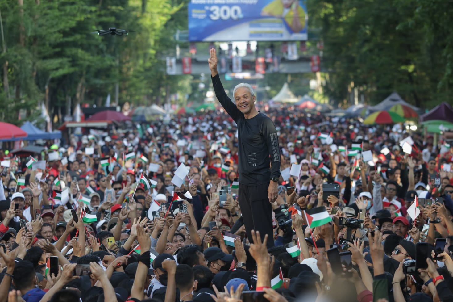 Ganjar kagum banyaknya peserta yang ikut jalan sehat perjuangan di Makassar Ganjar kagum banyaknya peserta yang ikut jalan sehat perjuangan di Makassar