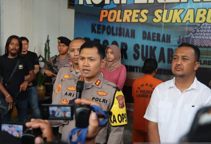 Polisi tangkap ibu muda yang diduga membunuh seorang rentenir Polisi tangkap ibu muda yang diduga membunuh seorang rentenir