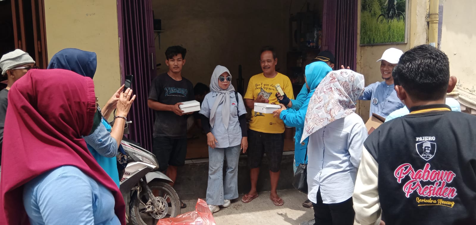 Kampanye perdana, TKD Prabowo-Gibran Majalengka bagikan makan siang dan susu gratis Kampanye perdana, TKD Prabowo-Gibran Majalengka bagikan makan siang dan susu gratis
