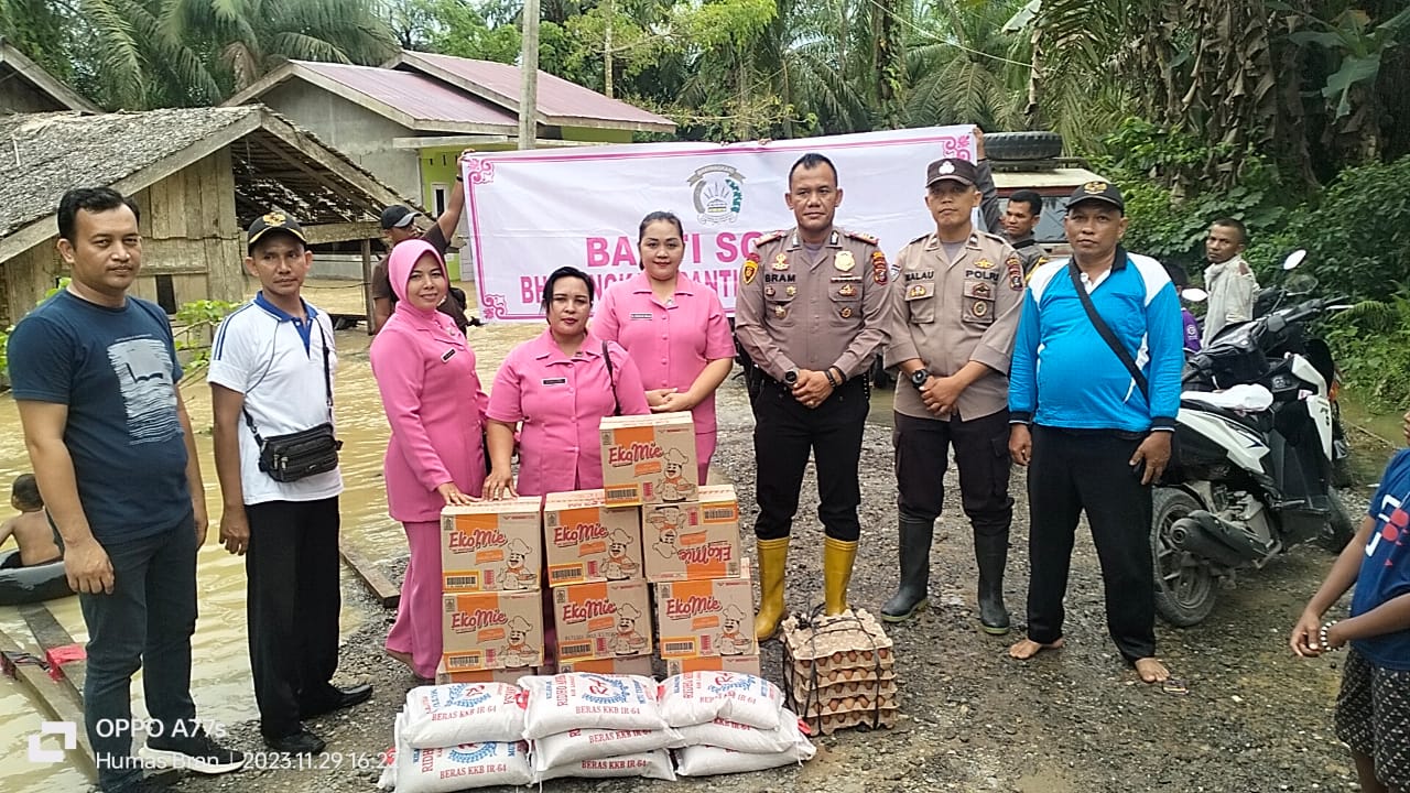 Banjir di Sei Lepan mulai surut, Polsek Pangkalan Brandan berbagi sembako