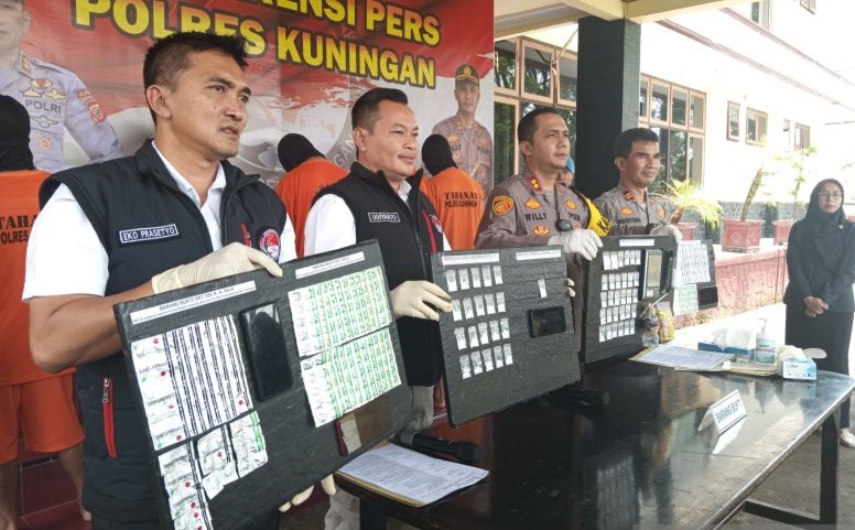 Polisi tangkap lima pelaku kasus narkotika dan obat keras di Kuningan Polisi tangkap lima pelaku kasus narkotika dan obat keras di Kuningan