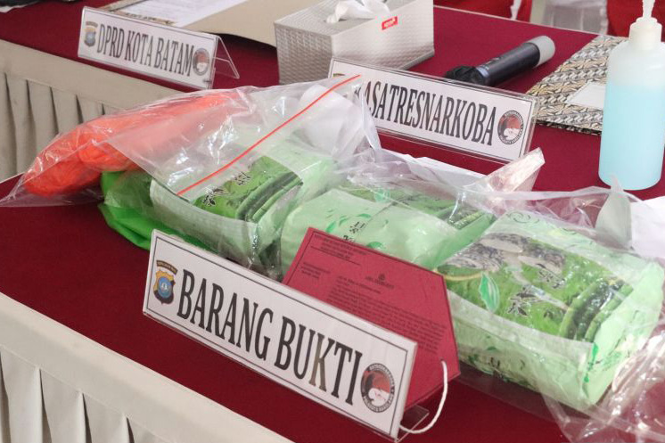Polresta Barelang tangkap seorang pengedar sabu seberat 2,9 kg di Batam Polresta Barelang tangkap seorang pengedar sabu seberat 2,9 kg di Batam