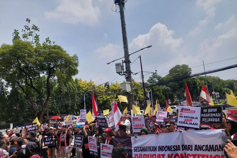 Massa gelar aksi di area Gedung KPU jelang penetapan capres-cawapres Massa gelar aksi di area Gedung KPU jelang penetapan capres-cawapres
