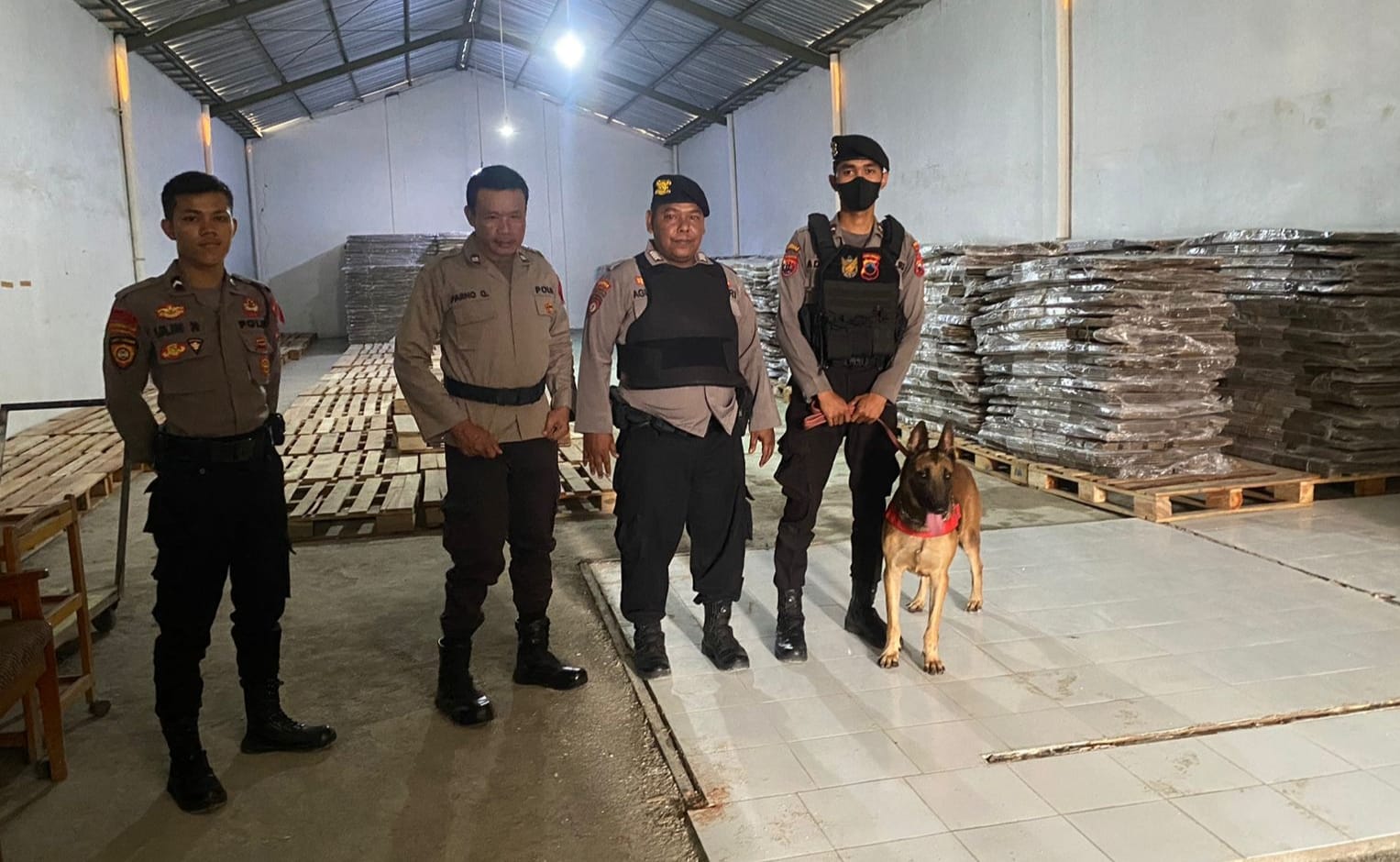 Polres Tegal Kota turunkan anjing pelacak amankan kantor penyelenggara pemilu 2024 Polres Tegal Kota turunkan anjing pelacak amankan kantor penyelenggara pemilu 2024
