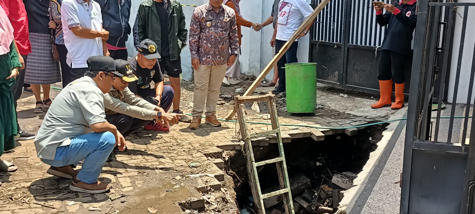 Sidak daerah banjir, Pj Wali Kota temukan saluran drainase dibangun rumah Sidak daerah banjir, Pj Wali Kota temukan saluran drainase dibangun rumah
