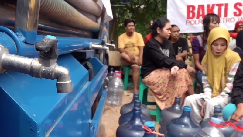 Polisi salurkan air bersih bagi warga Kampung Pemulung di Jaktim