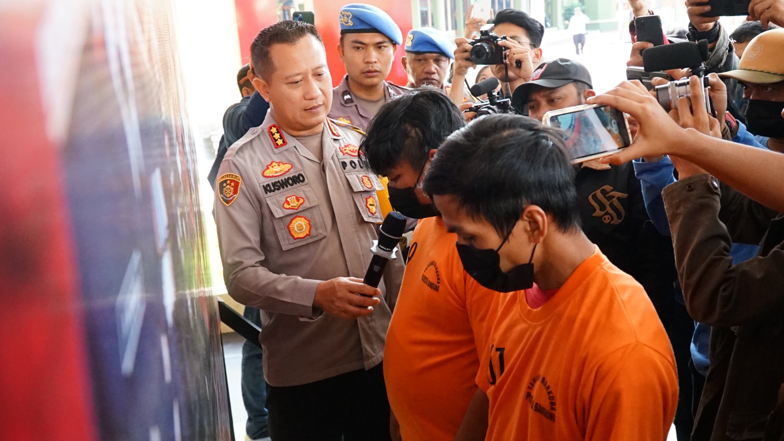 Satresnarkoba Polresta Bandung berhasil tangkap dua pelaku penjual obat aborsi ilegal Satresnarkoba Polresta Bandung berhasil tangkap dua pelaku penjual obat aborsi ilegal