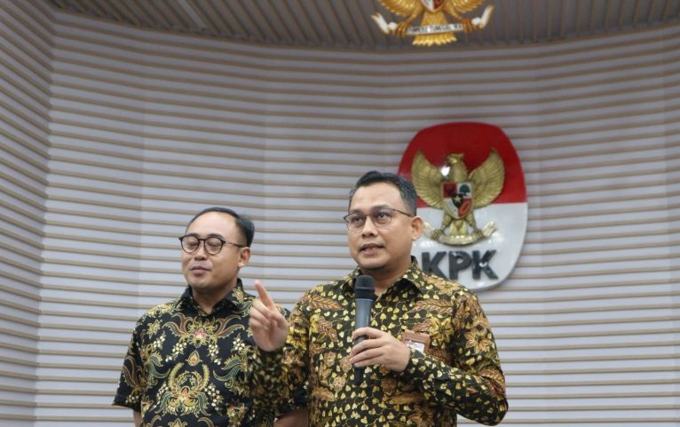KPK geledah rumah Ketua Komisi IV DPR RI KPK geledah rumah Ketua Komisi IV DPR RI