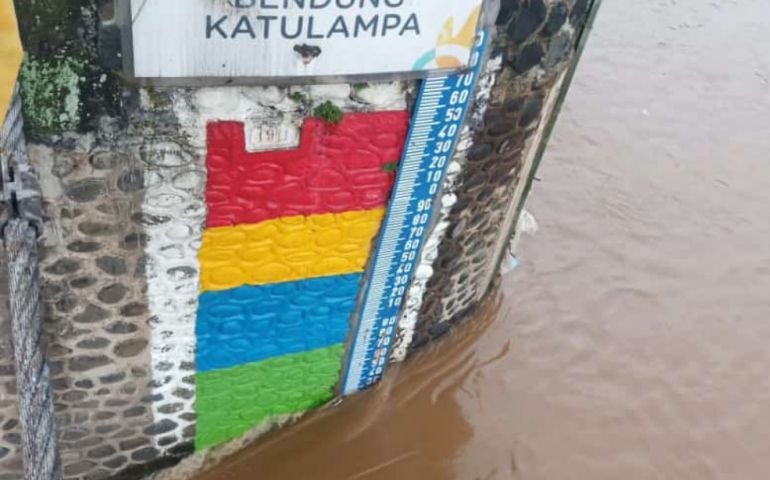 Hujan guyur Jakarta, pintu air Pulogadung siaga tiga