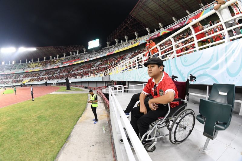 Suporter disabilitas kagumi fasilitas Stadion GBT Surabaya Suporter disabilitas kagumi fasilitas Stadion GBT Surabaya