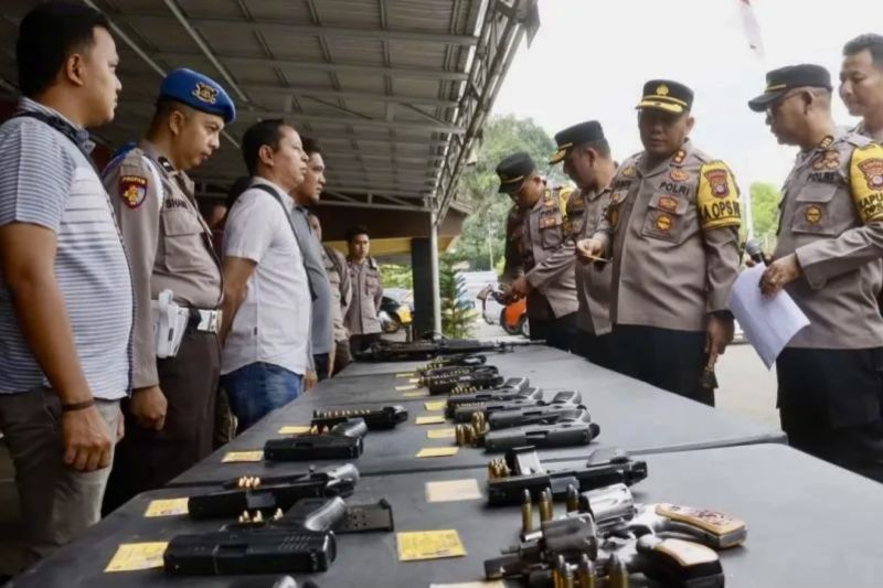 Kapolres HSS Kalsel periksa peralatan dinas personel
