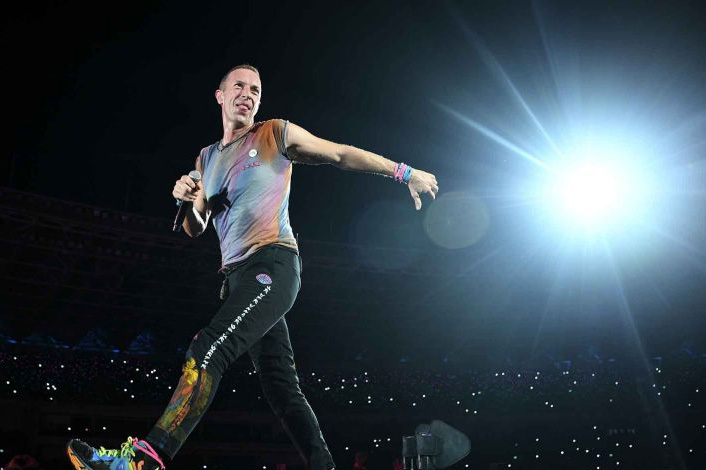 Chris Martin undang tawa berkat boleh dong pinjam seratus Chris Martin undang tawa berkat boleh dong pinjam seratus