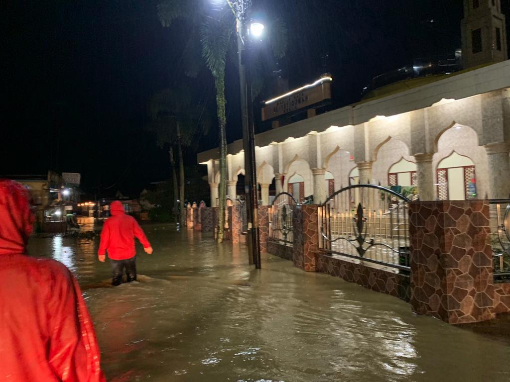 Sungai Tembo dan Begumit meluap, Kantor Panwaslu Kecamatan Kuala terendam banjir Sungai Tembo dan Begumit meluap, Kantor Panwaslu Kecamatan Kuala terendam banjir