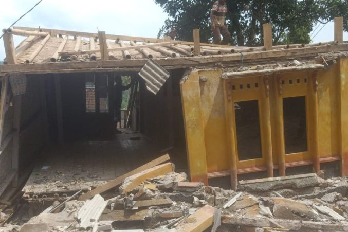 Satu rumah di Sukabumi ambruk terdampak gempa Bandung pada Sabtu silam