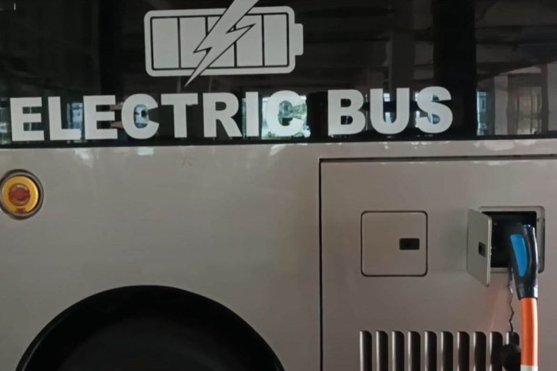 Enam kendaraan listrik melayani antar jemput penonton Piala Dunia di Surabaya