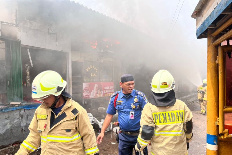 Kebakaran Pasar Angke Tambora hanguskan 18 lapak pedagang Kebakaran Pasar Angke Tambora hanguskan 18 lapak pedagang
