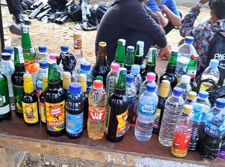 Polisi amankan puluhan botol miras dan obat terlarang di pertandingan Persib vs Arema FC Polisi amankan puluhan botol miras dan obat terlarang di pertandingan Persib vs Arema FC