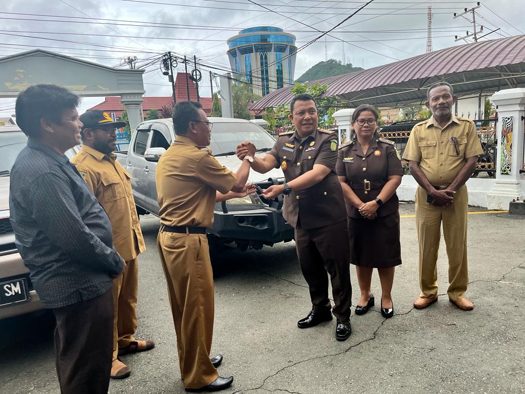 Kejari Jayapura amankan 10 unit mobil Pemkab Mambramo Raya dari mantan ASN Kejari Jayapura amankan 10 unit mobil Pemkab Mambramo Raya dari mantan ASN
